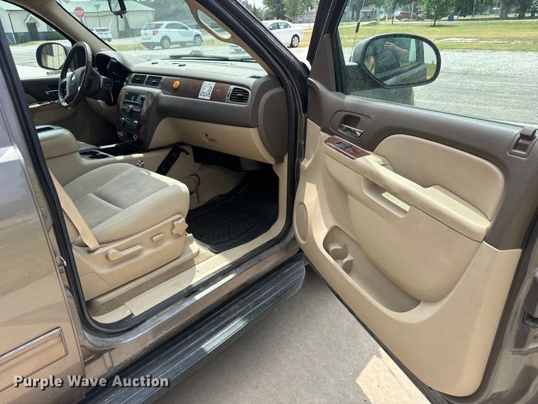 image for item NA9312 2011 Chevrolet Suburban SUV