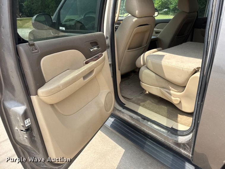 image for item NA9312 2011 Chevrolet Suburban SUV