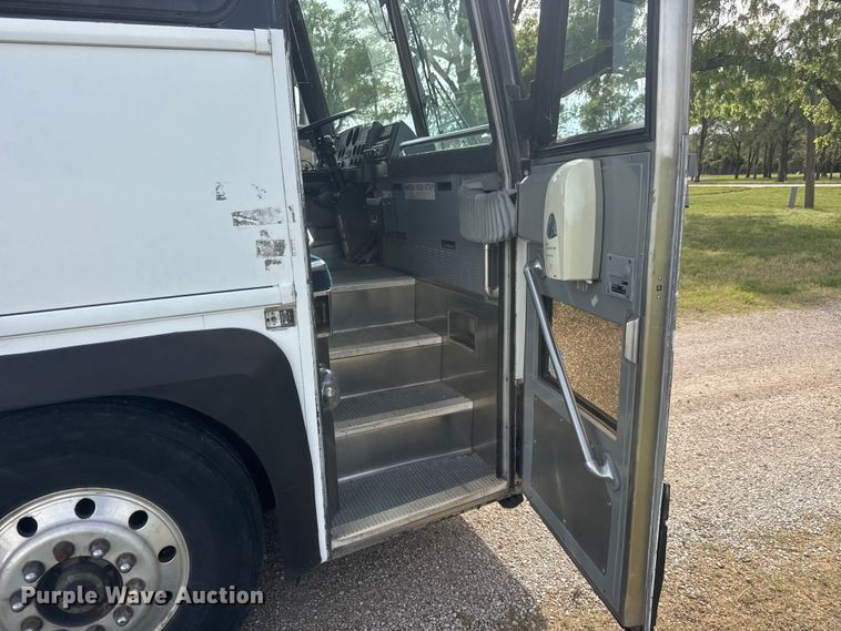 image for item NA9338 1995 Motor Coach Industries IM8 coach bus