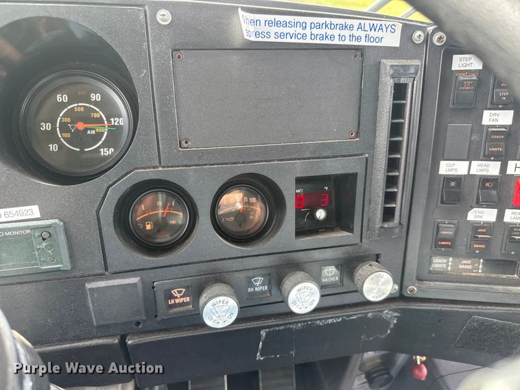 image for item NA9338 1995 Motor Coach Industries IM8 coach bus