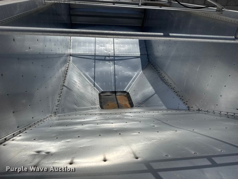 image for item DW6768 2019 Wilson DWH-650 Pacesetter grain trailer