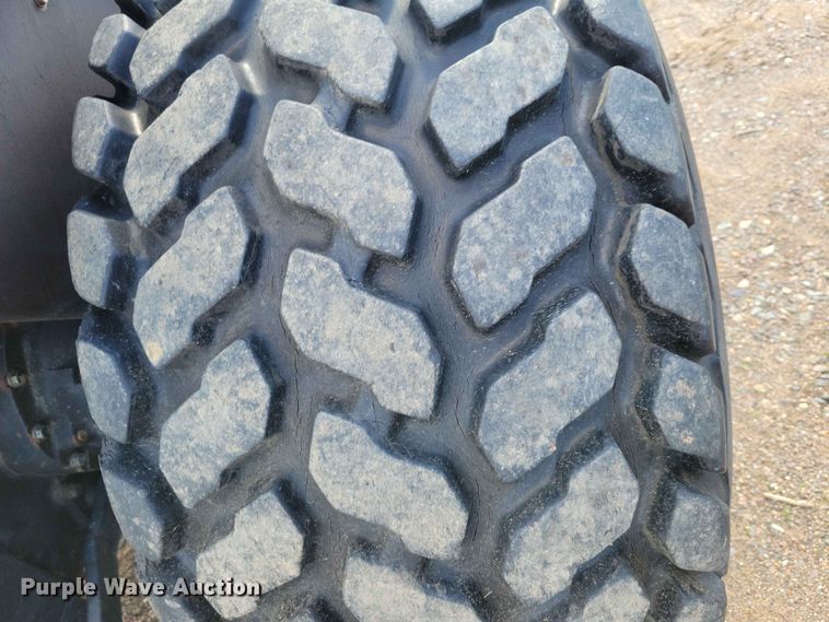 image for item DZ7151 2001 John Deere  5210 tractor