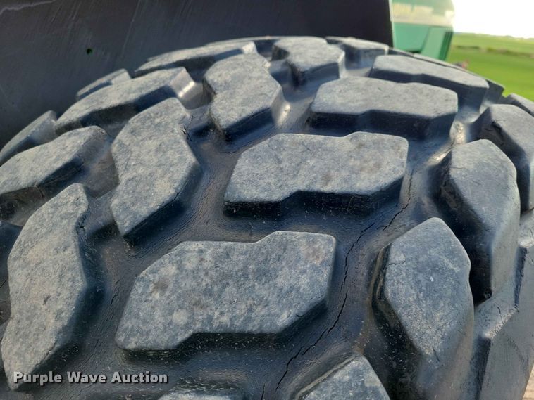 image for item DZ7151 2001 John Deere  5210 tractor