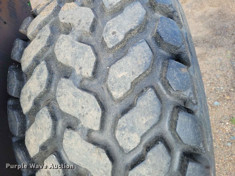 image for item DZ7151 2001 John Deere  5210 tractor