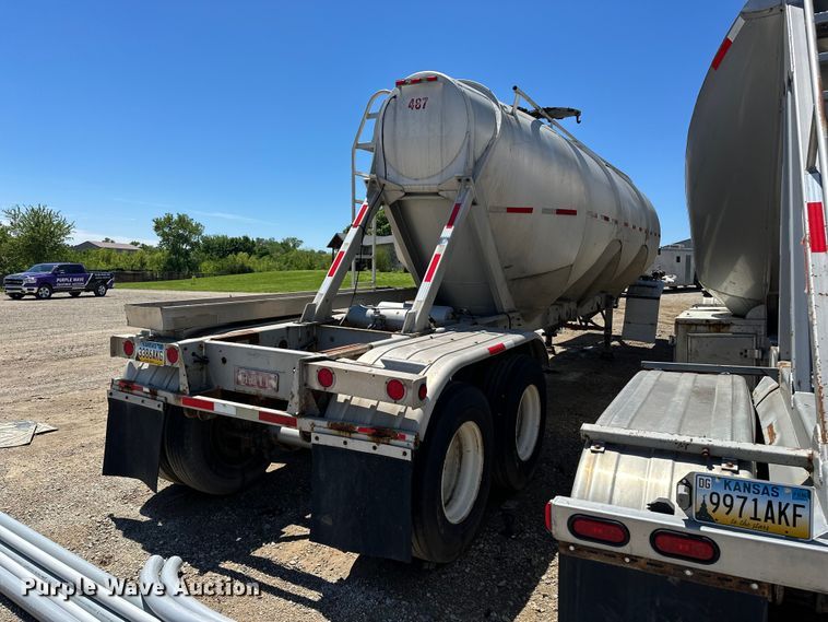 image for item EA4855 1987 Heil tank trailer