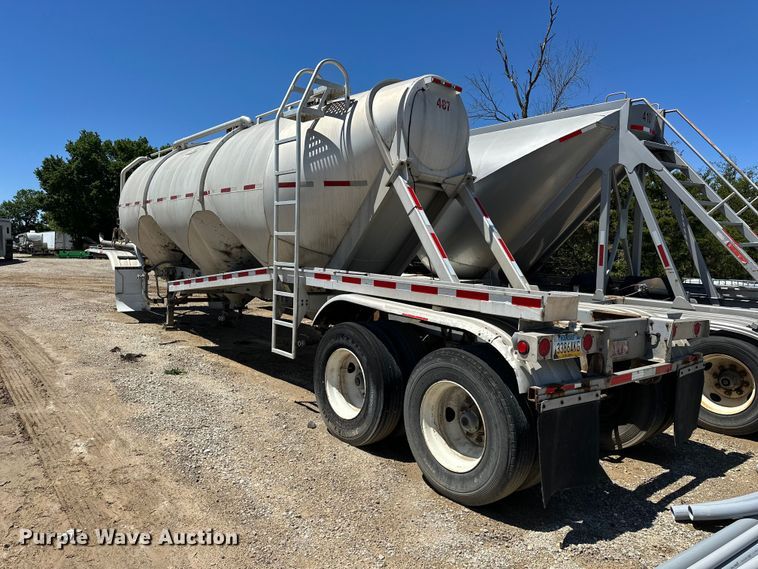 image for item EA4855 1987 Heil tank trailer