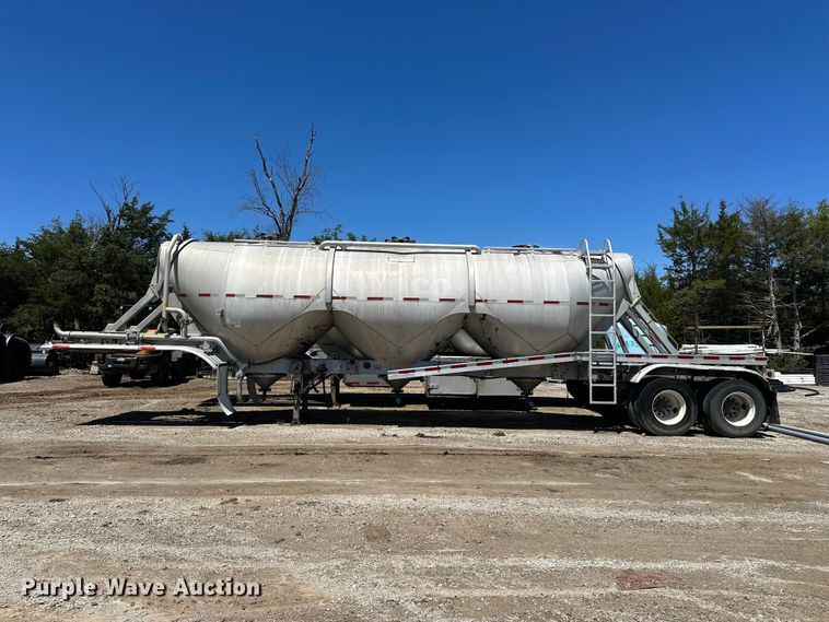 image for item EA4855 1987 Heil tank trailer