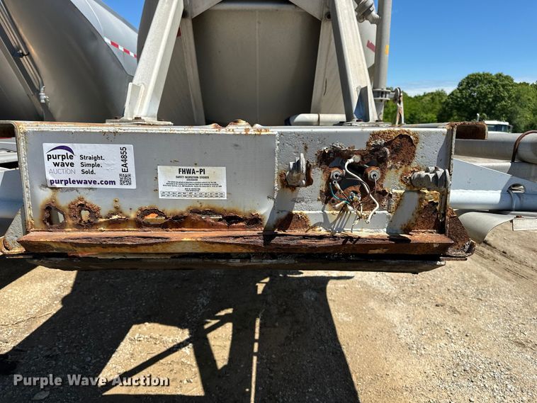 image for item EA4855 1987 Heil tank trailer