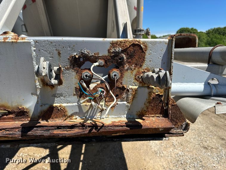 image for item EA4855 1987 Heil tank trailer