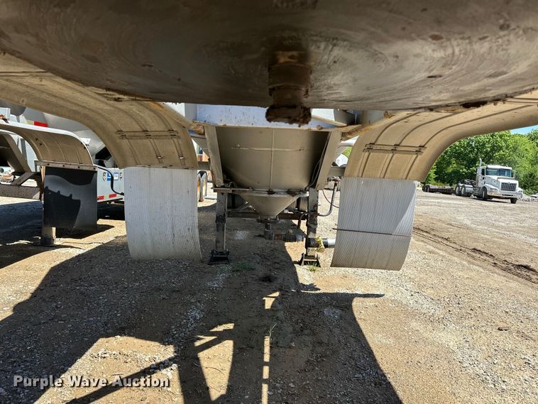 image for item EA4855 1987 Heil tank trailer