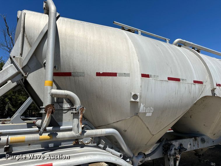 image for item EA4855 1987 Heil tank trailer