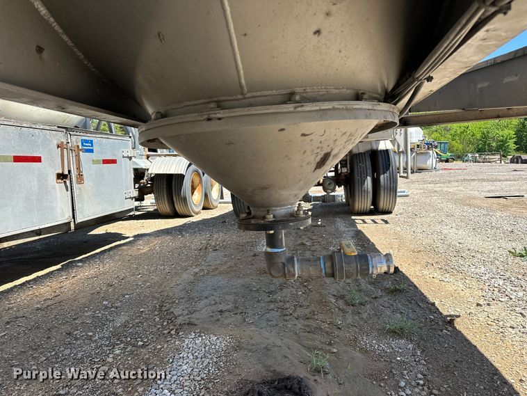 image for item EA4855 1987 Heil tank trailer