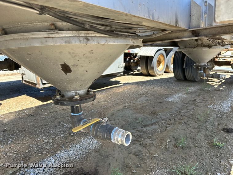 image for item EA4855 1987 Heil tank trailer