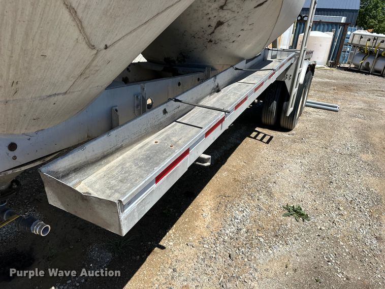 image for item EA4855 1987 Heil tank trailer
