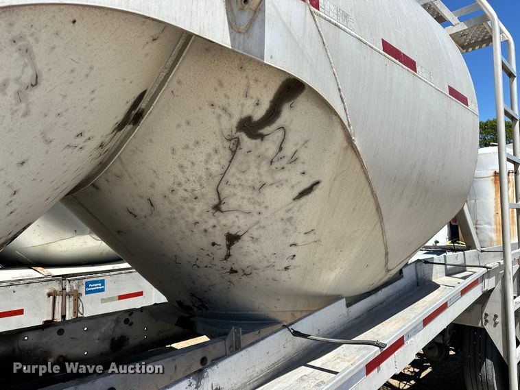 image for item EA4855 1987 Heil tank trailer
