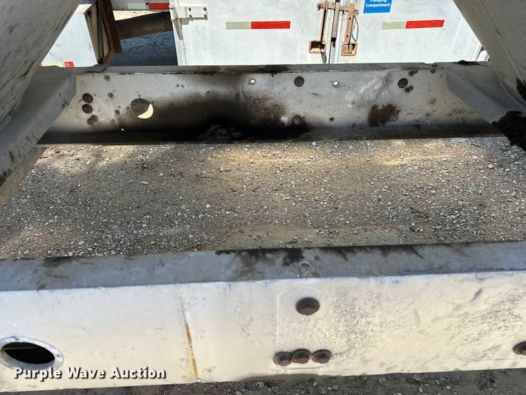 image for item EA4855 1987 Heil tank trailer