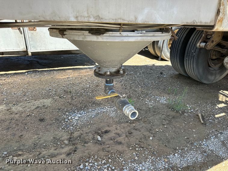image for item EA4855 1987 Heil tank trailer