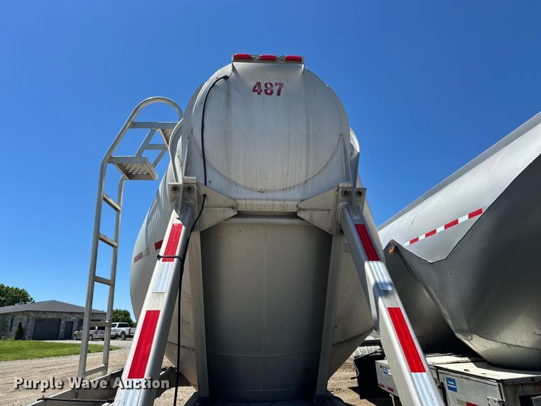 image for item EA4855 1987 Heil tank trailer