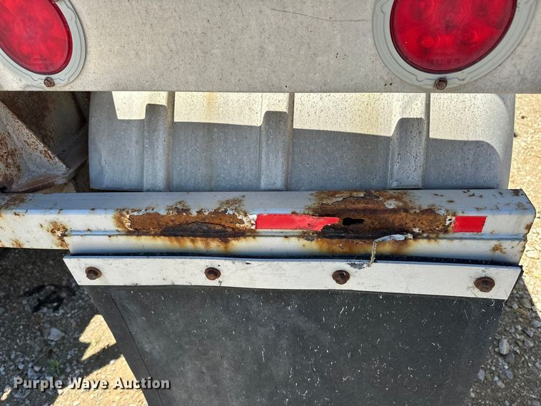 image for item EA4855 1987 Heil tank trailer