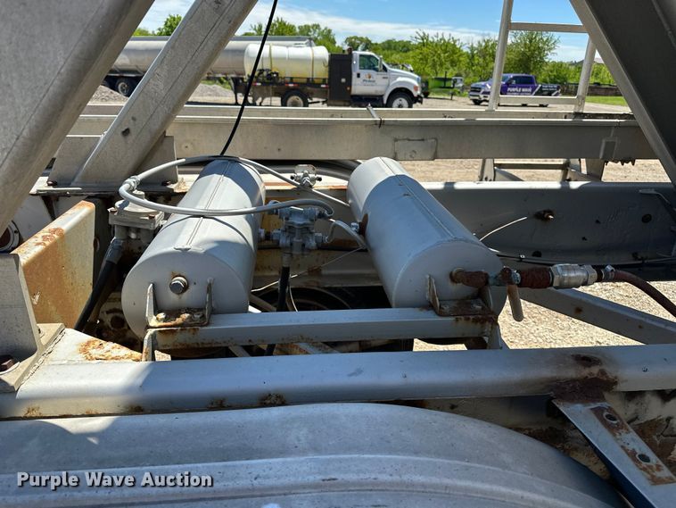 image for item EA4855 1987 Heil tank trailer