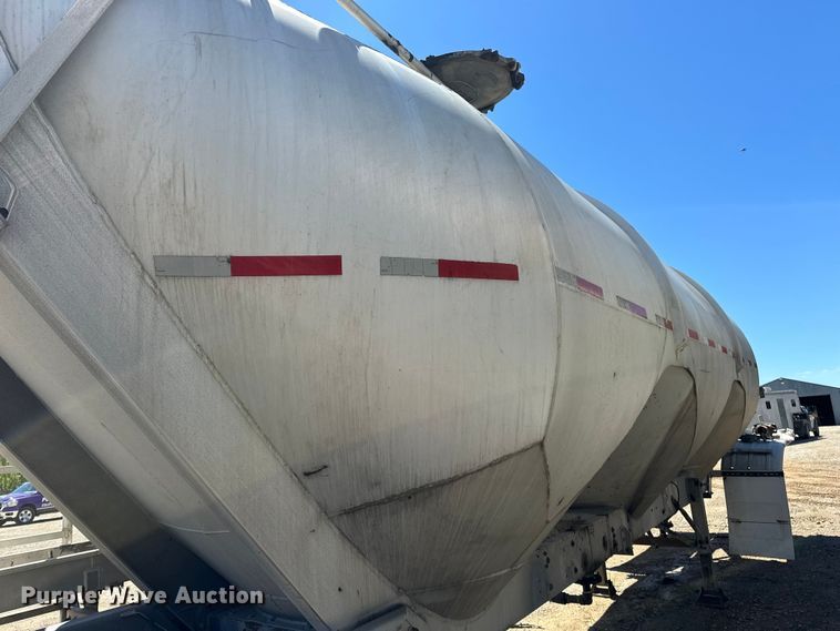 image for item EA4855 1987 Heil tank trailer
