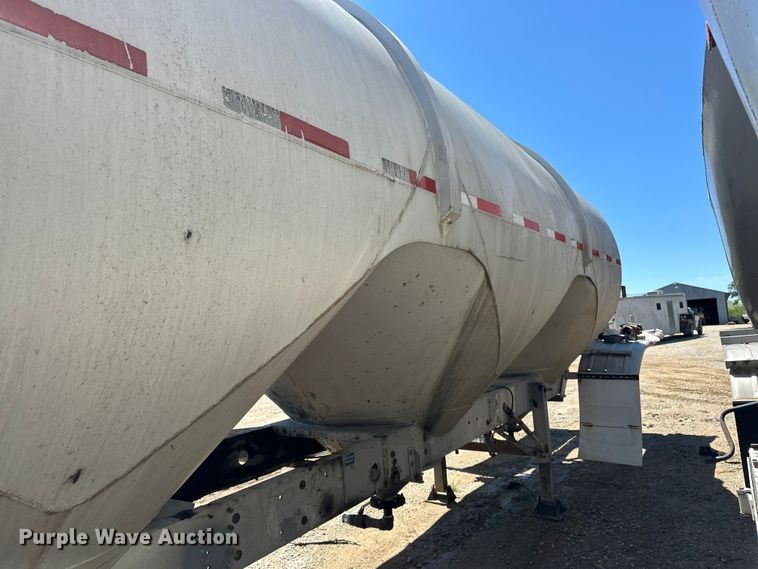 image for item EA4855 1987 Heil tank trailer