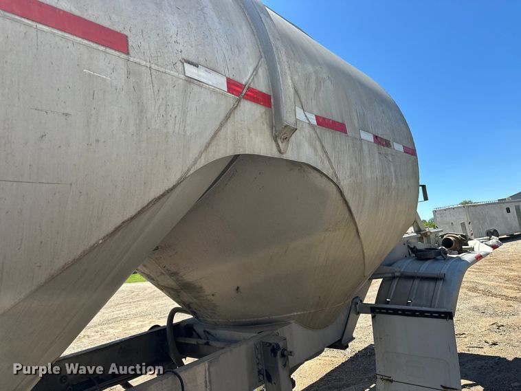 image for item EA4855 1987 Heil tank trailer