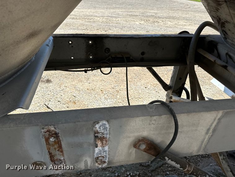 image for item EA4855 1987 Heil tank trailer