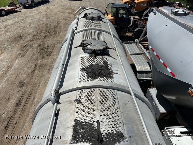 image for item EA4855 1987 Heil tank trailer