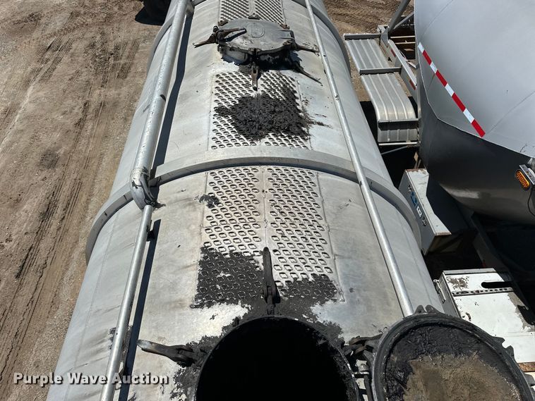 image for item EA4855 1987 Heil tank trailer