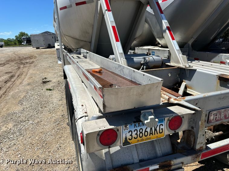 image for item EA4855 1987 Heil tank trailer