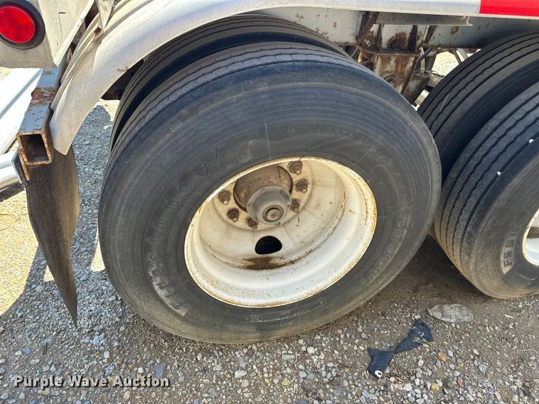 image for item EA4855 1987 Heil tank trailer