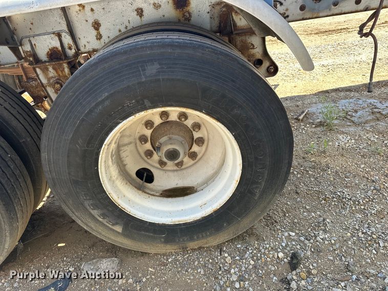 image for item EA4855 1987 Heil tank trailer