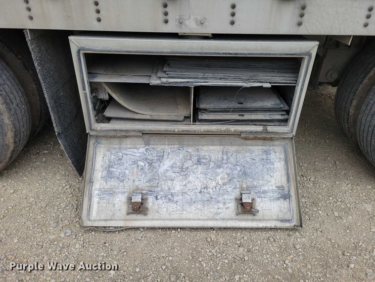 image for item EE1006 2006 Wilson PSDCL-402P livestock trailer