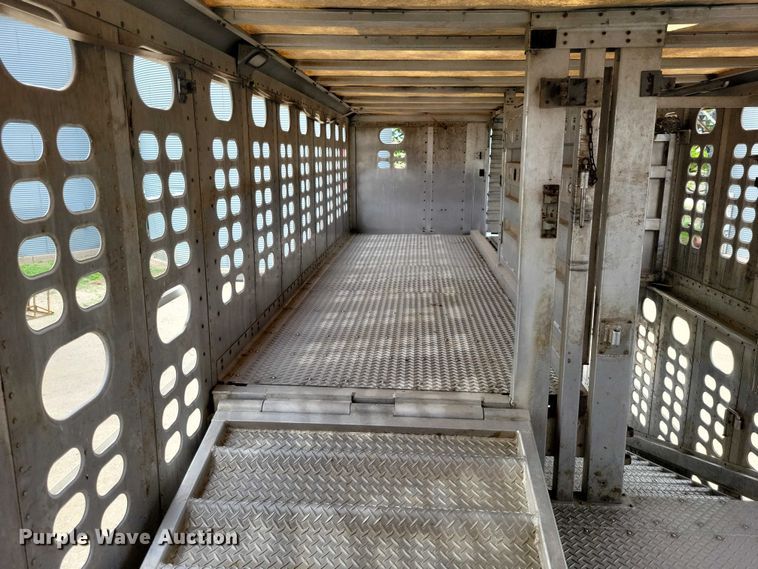 image for item EE1006 2006 Wilson PSDCL-402P livestock trailer