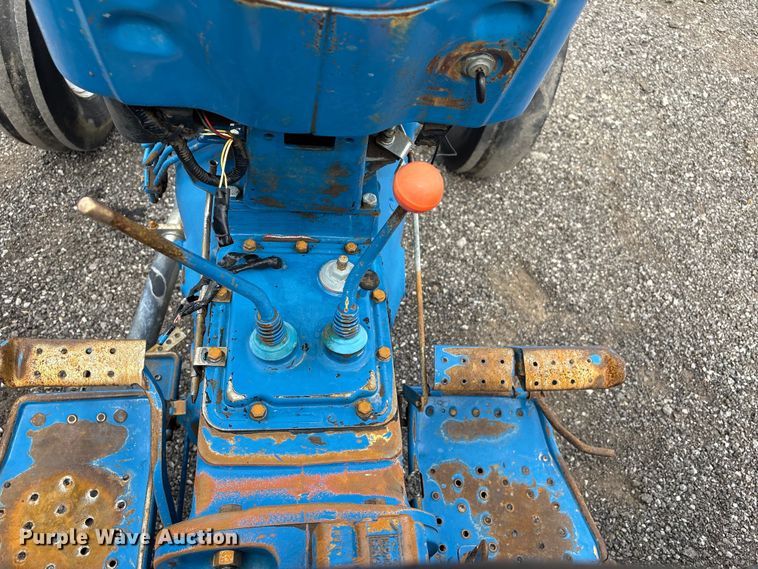 image for item EG9121 1995 Ford 3430 tractor