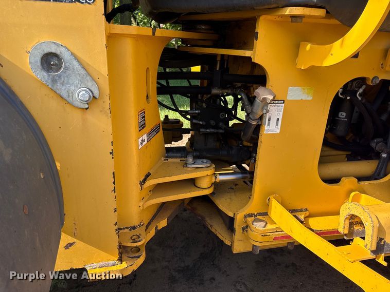 image for item EN0448 2010 John Deere 724K wheel loader