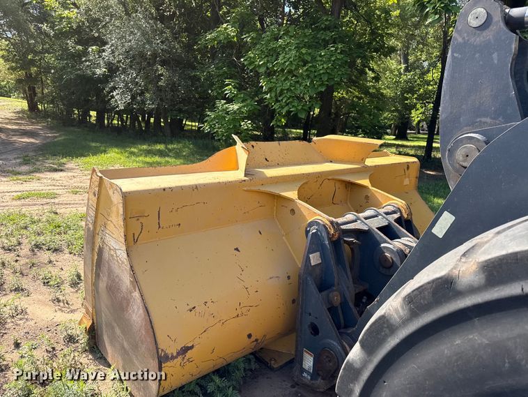 image for item EN0448 2010 John Deere 724K wheel loader