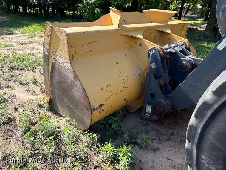 image for item EN0448 2010 John Deere 724K wheel loader