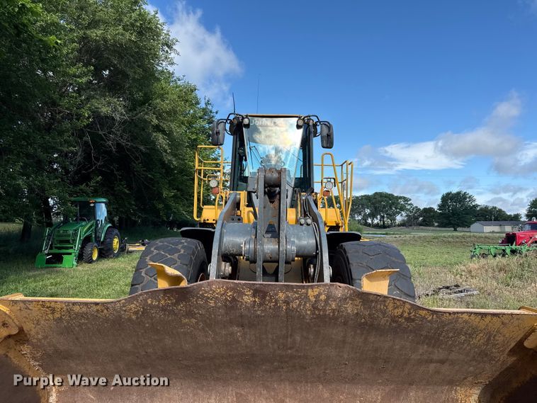 image for item EN0448 2010 John Deere 724K wheel loader