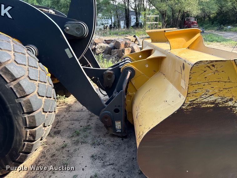 image for item EN0448 2010 John Deere 724K wheel loader