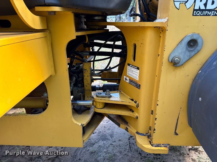 image for item EN0448 2010 John Deere 724K wheel loader