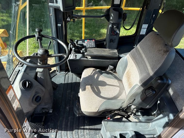 image for item EN0448 2010 John Deere 724K wheel loader