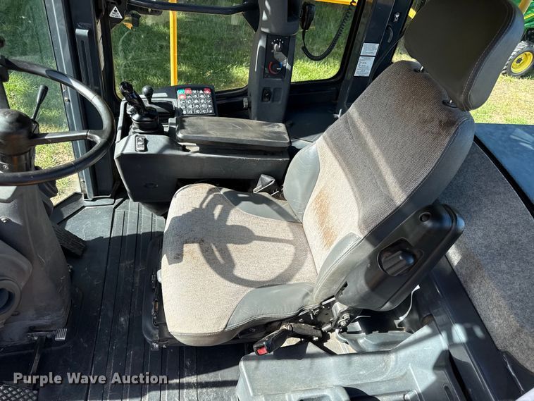image for item EN0448 2010 John Deere 724K wheel loader