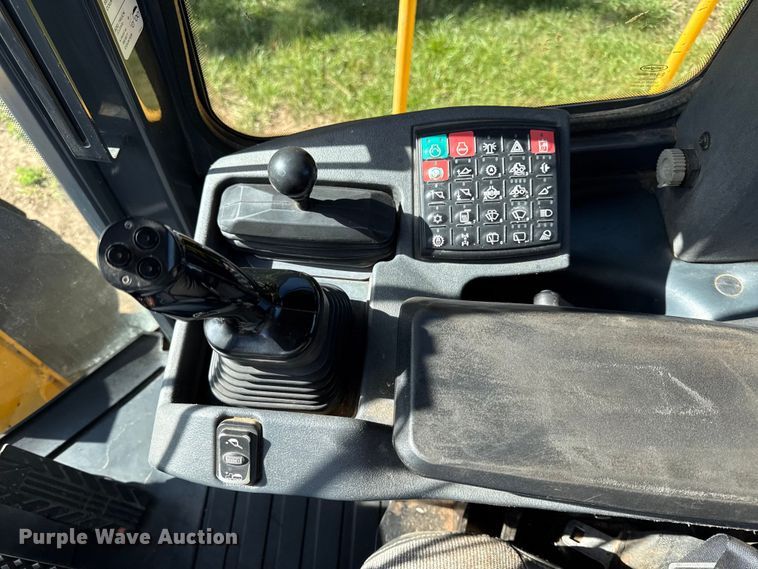 image for item EN0448 2010 John Deere 724K wheel loader
