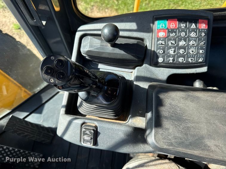 image for item EN0448 2010 John Deere 724K wheel loader