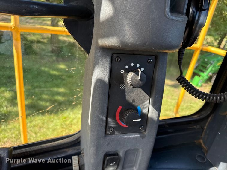 image for item EN0448 2010 John Deere 724K wheel loader