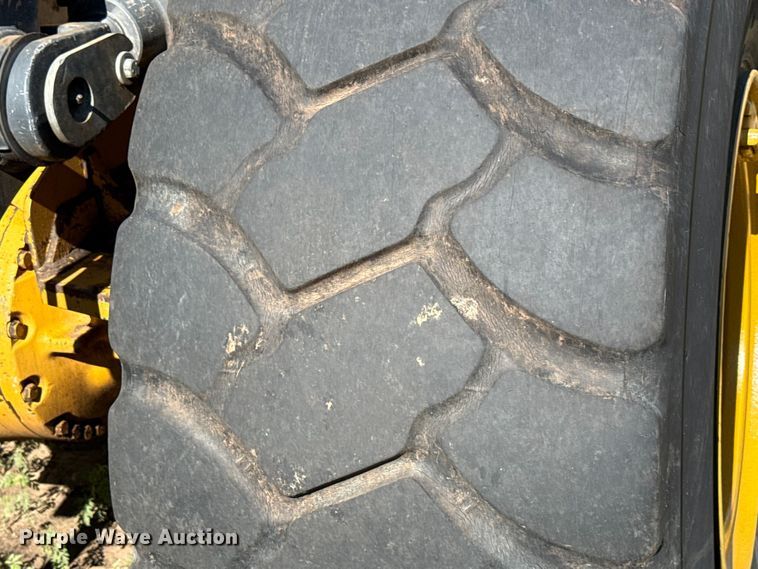image for item EN0448 2010 John Deere 724K wheel loader