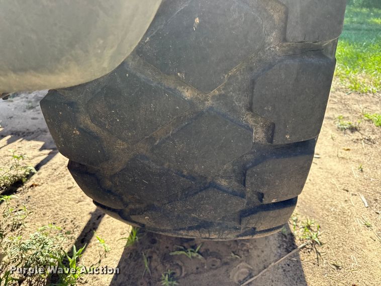 image for item EN0448 2010 John Deere 724K wheel loader