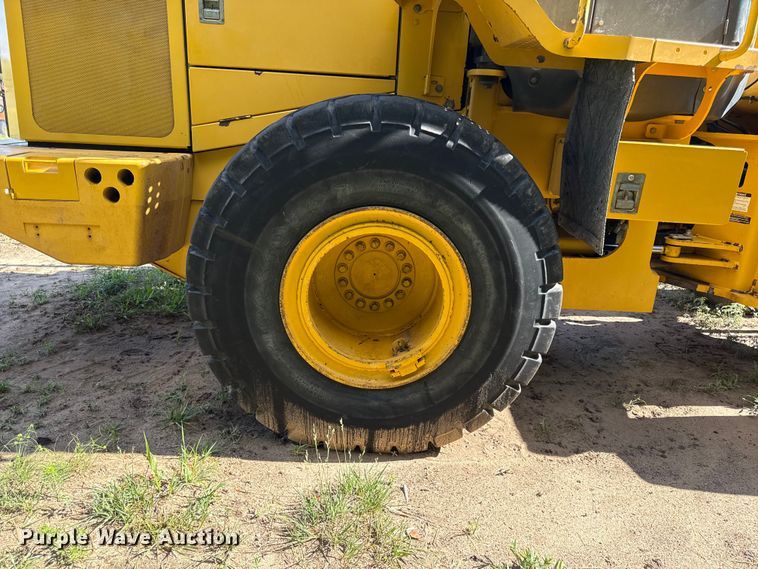 image for item EN0448 2010 John Deere 724K wheel loader